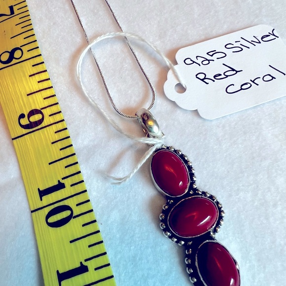 Red coral three stone pendant set in 925 sterling - Picture 2 of 4
